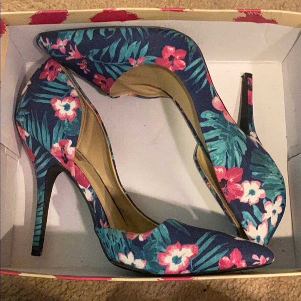 Cobaltfloral Pumps